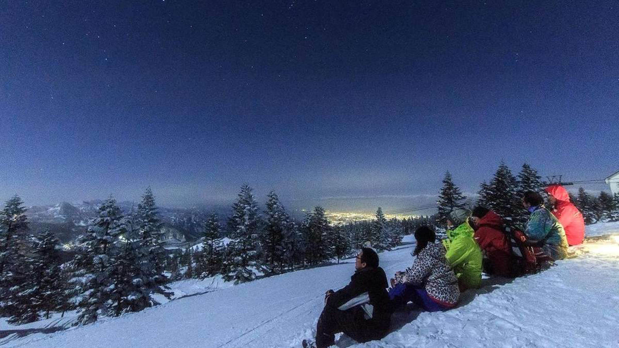 ナイトゴンドラに乗って、標高2,000ｍの山頂へ。土曜日に運行！