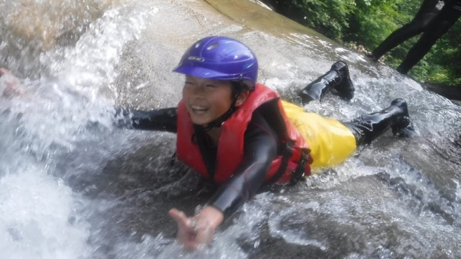 夏限定【キャニオニング半日体験】天然の川が滑り台！ドキドキの冒険を楽しもう！1泊2食+翌日半日体験付