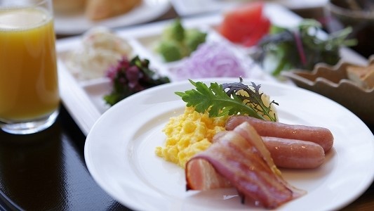 【夕食なし・1泊朝食】疲れを癒す温泉と、朝はゆっくり和洋20種類の朝食バイキングを楽しむ♪ 