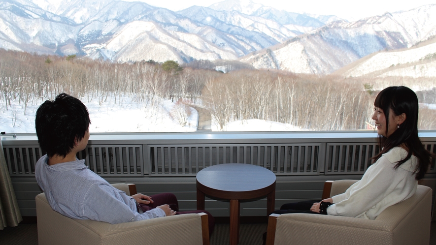 【スーペリア・ツイン】客室から望む雪景色を眺めながら過ごす贅沢なひととき。
