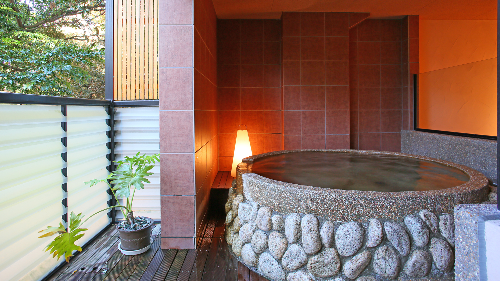 貸切露天風呂で伊東温泉をじっくりゆっくりご堪能ください。