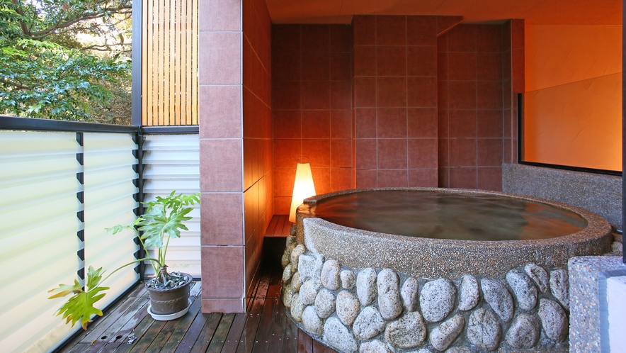 貸切露天風呂で伊東温泉をじっくりゆっくりご堪能ください。