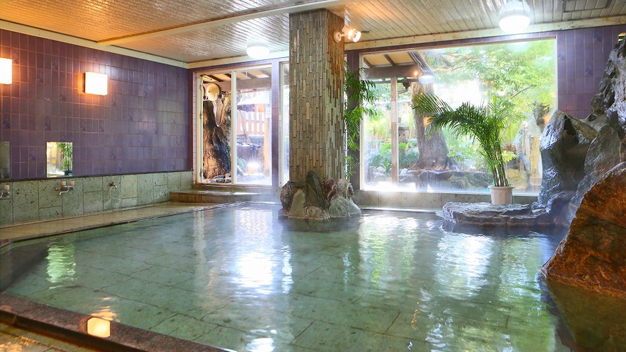 男性大浴場　湯量たっぷりの伊東温泉は一晩中入り放題！思う存分お楽しみください。