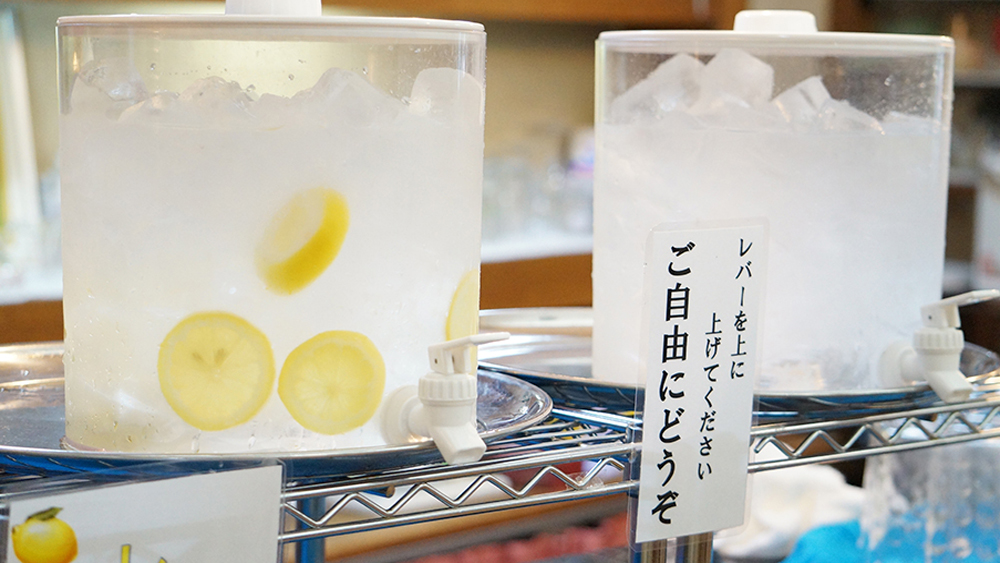 【冷水・レモン水】冷たいお水と、レモン水をご用意しています。ご自由にお召し上がりください。