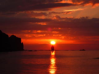 神威岩に沈む夕日