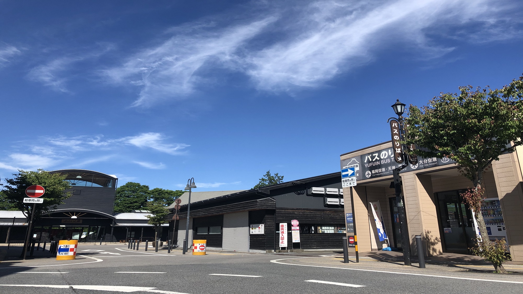 JR由布院駅・駅前バスセンターから徒歩１５分、タクシーで５分ほどの距離です