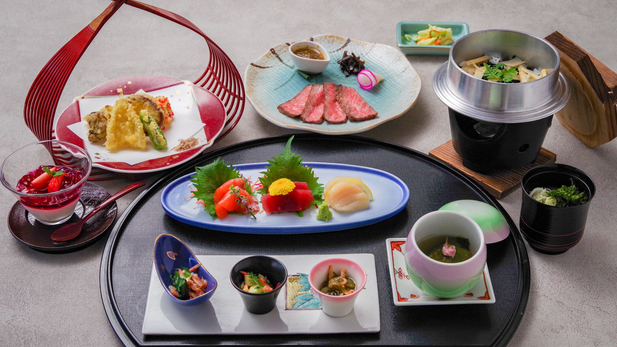 【万座会席】（4/4～）旬の食材の魅力を繊細に引き出し奥行きある味わいをお届けします。