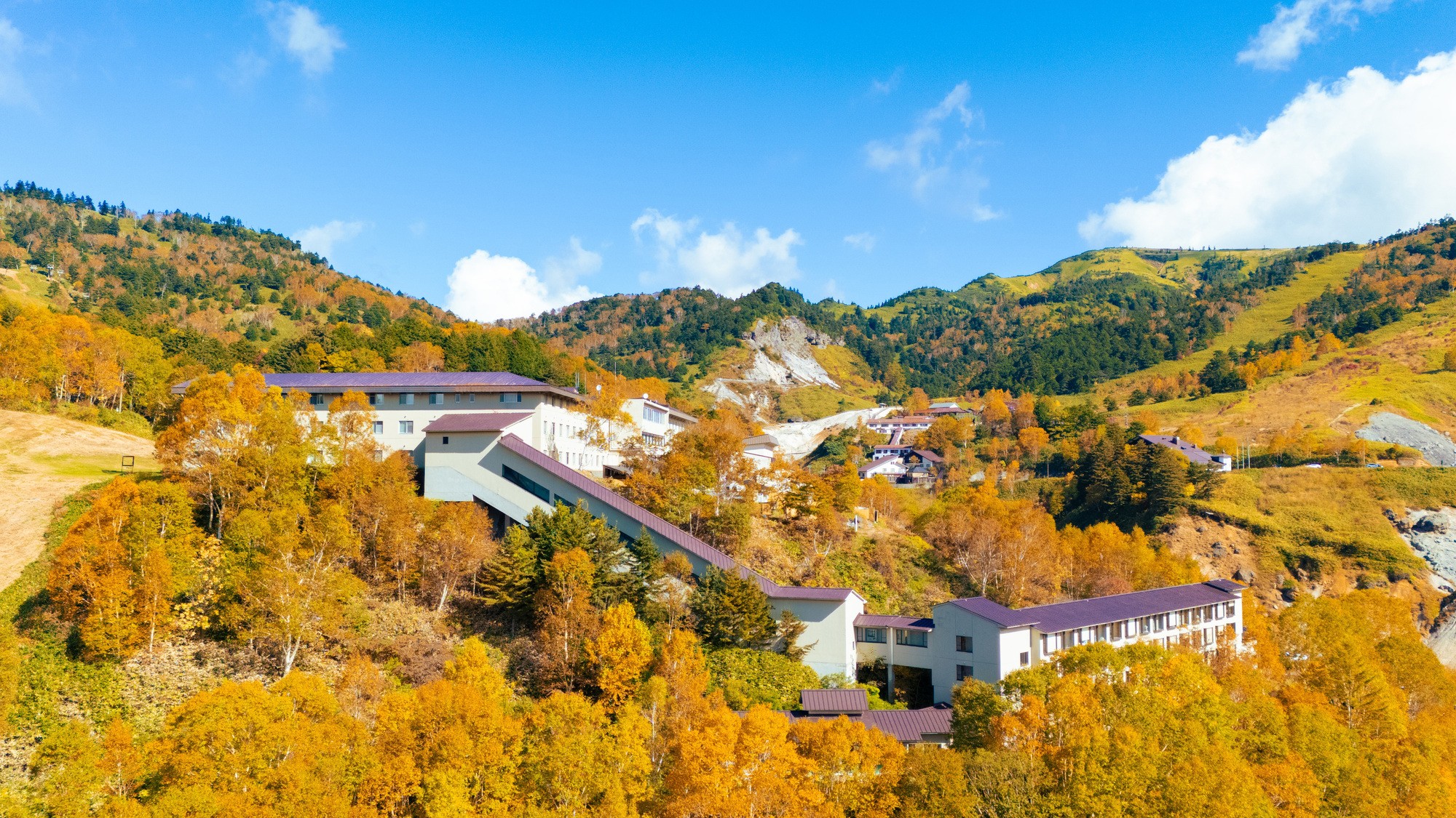黄金色に輝くダケカンバやカラマツの黄葉にナナカマドの赤が美しい万座温泉の紅葉は、9月下旬から色づき始