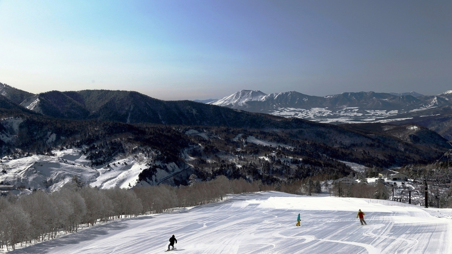 【万座温泉スキー場】ホテルを出ればすぐに広がる大パノラマゲレンデ