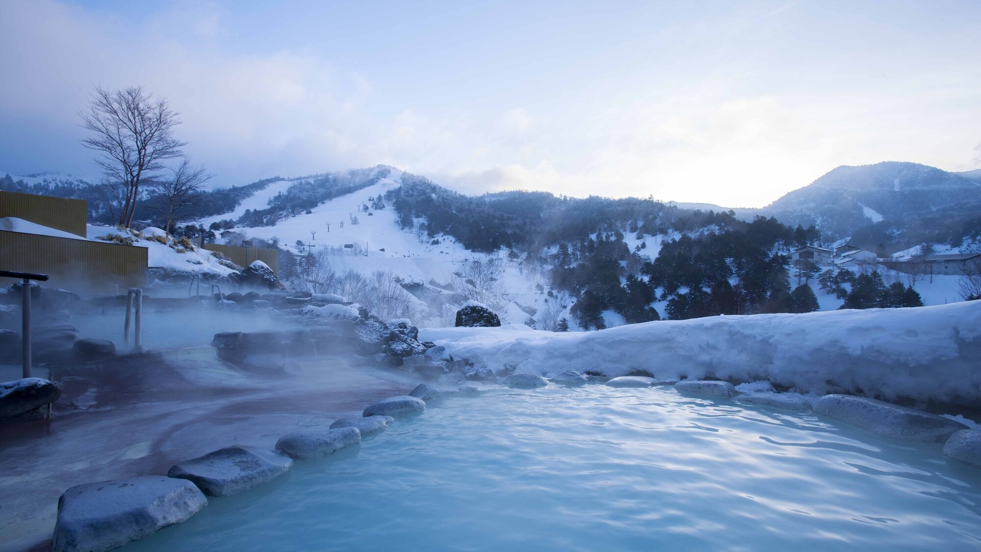 【こまくさの湯】雪景色と乳白色の湯に包まれる、冬だけの極上の癒やし。