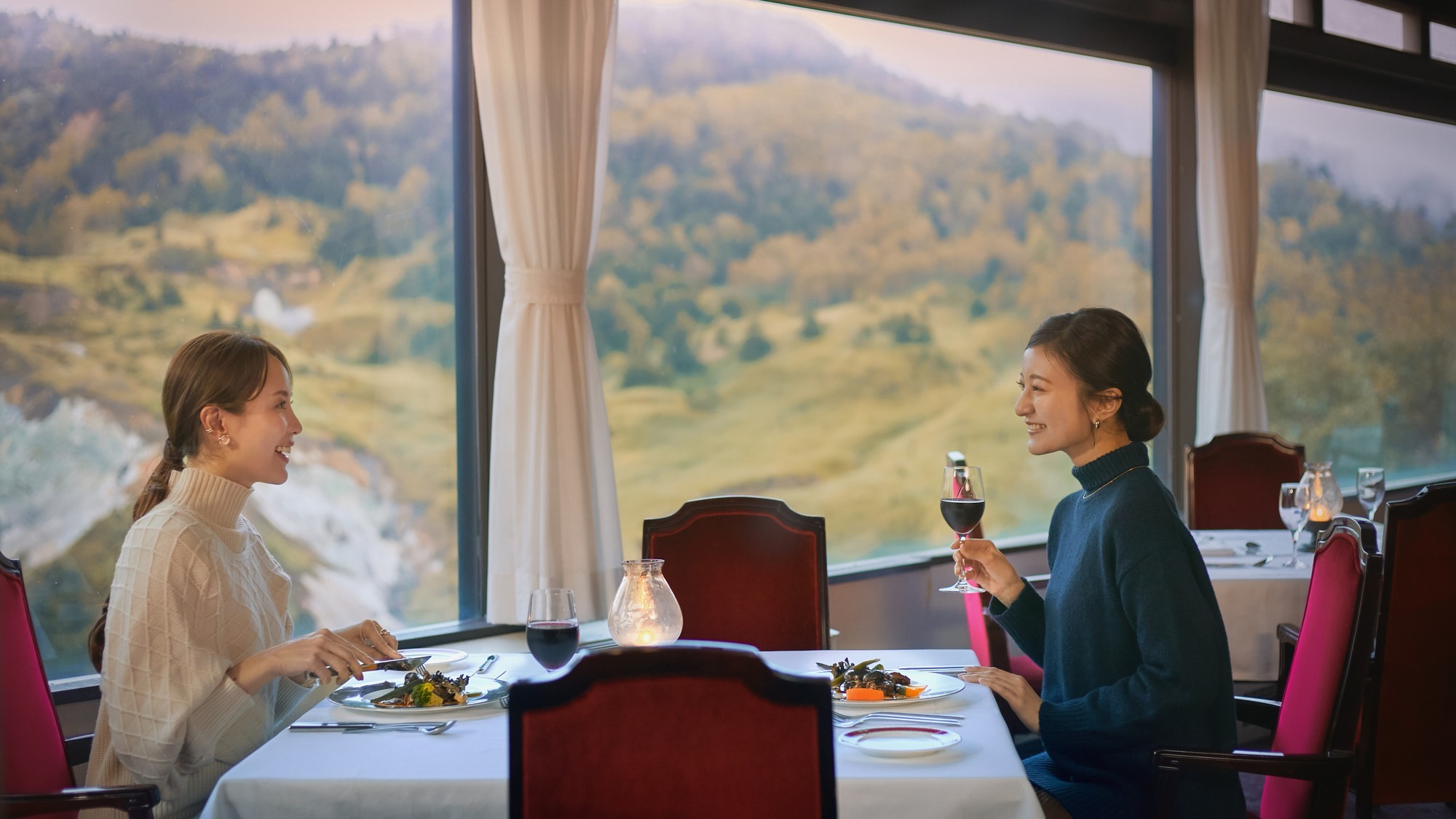 【メインダイニングルーム】四季折々の絶景を望むレストランで、こだわりのディナーコースを。