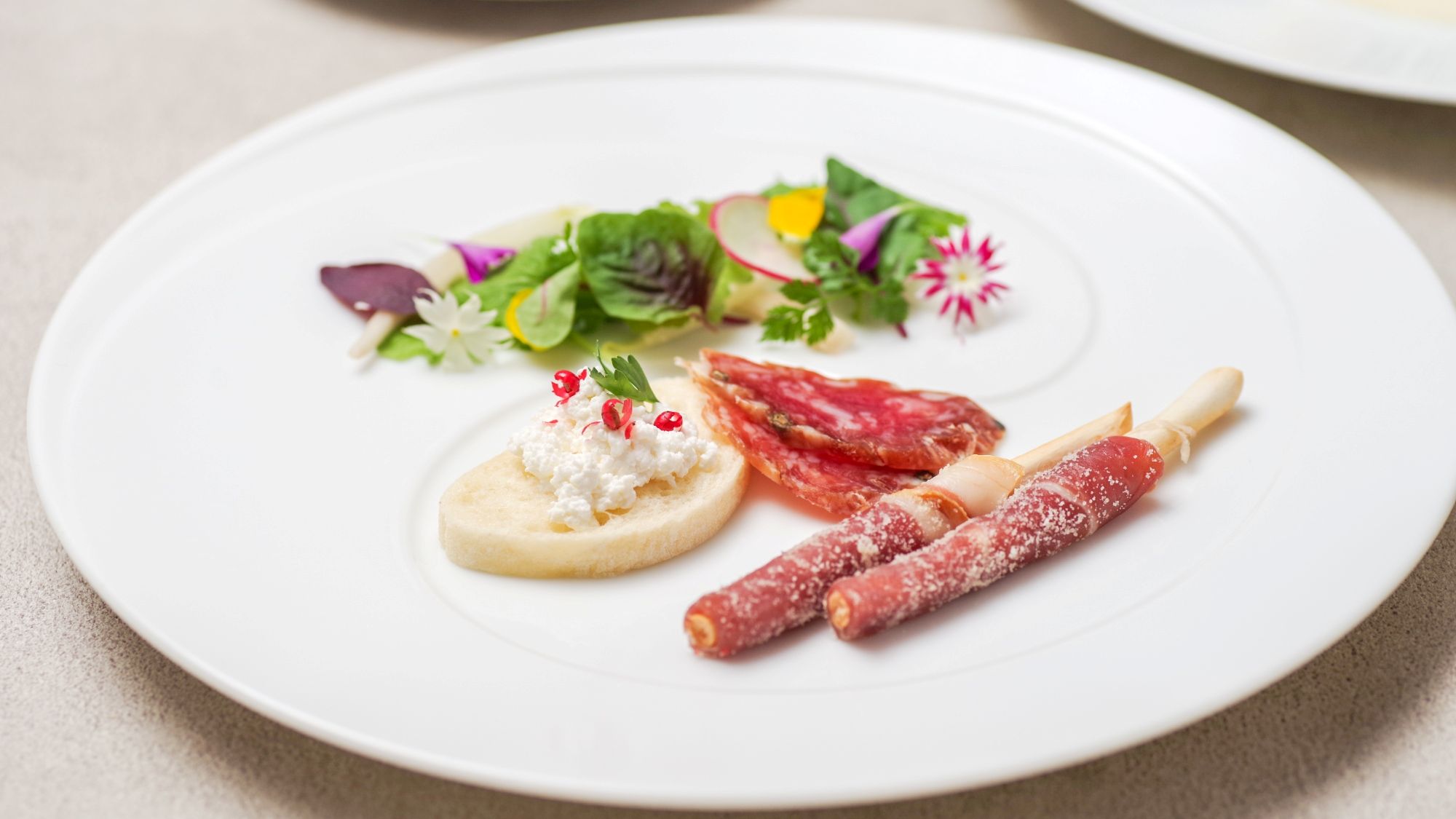 【万座ディナー】(2/6～3/21) ハモンみなかみのグリッシーニロール 彩りサラダと共に