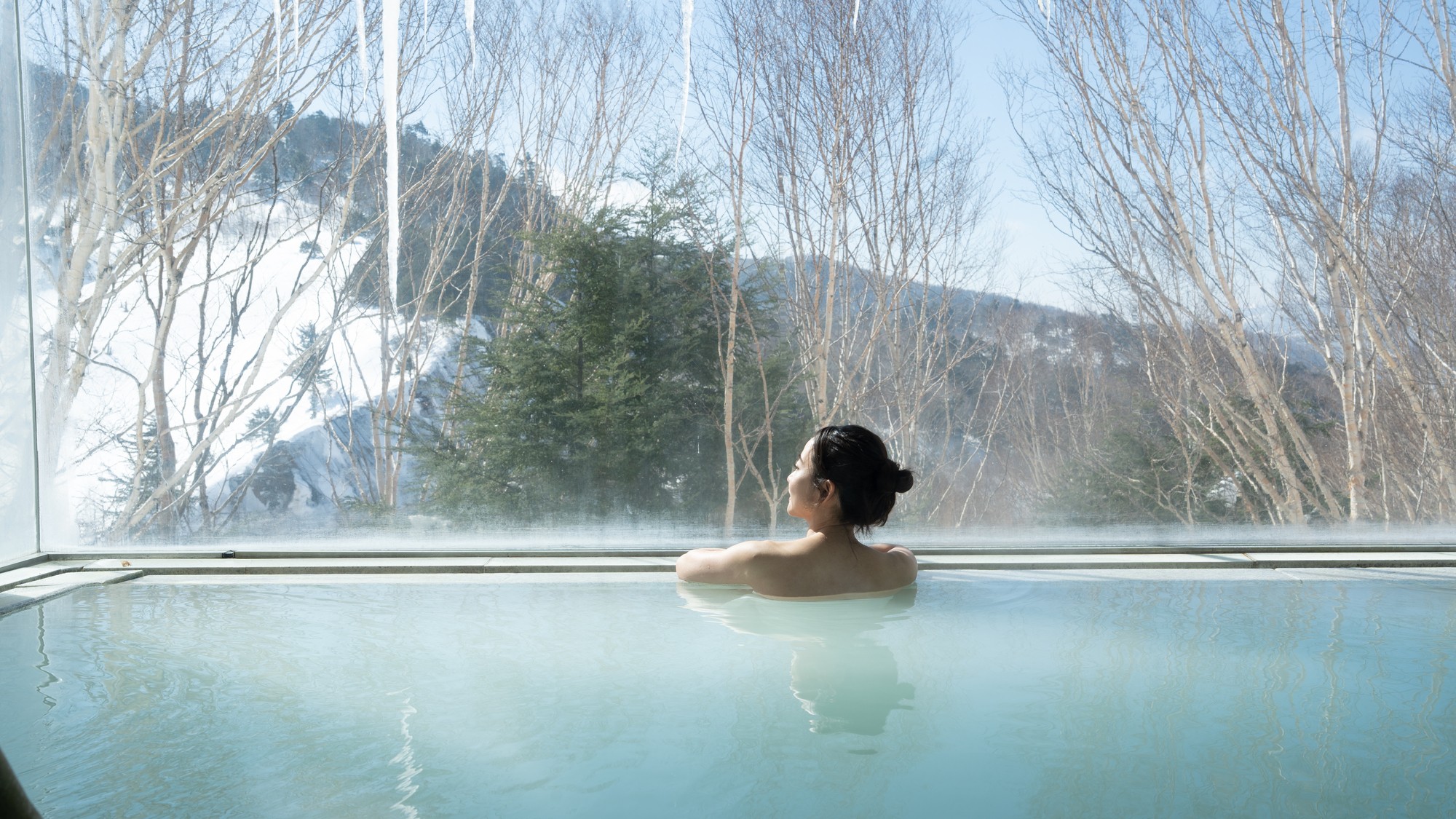 【貸切温泉】広々とした湯船と大窓が特徴。四季折々の景色を望めます。