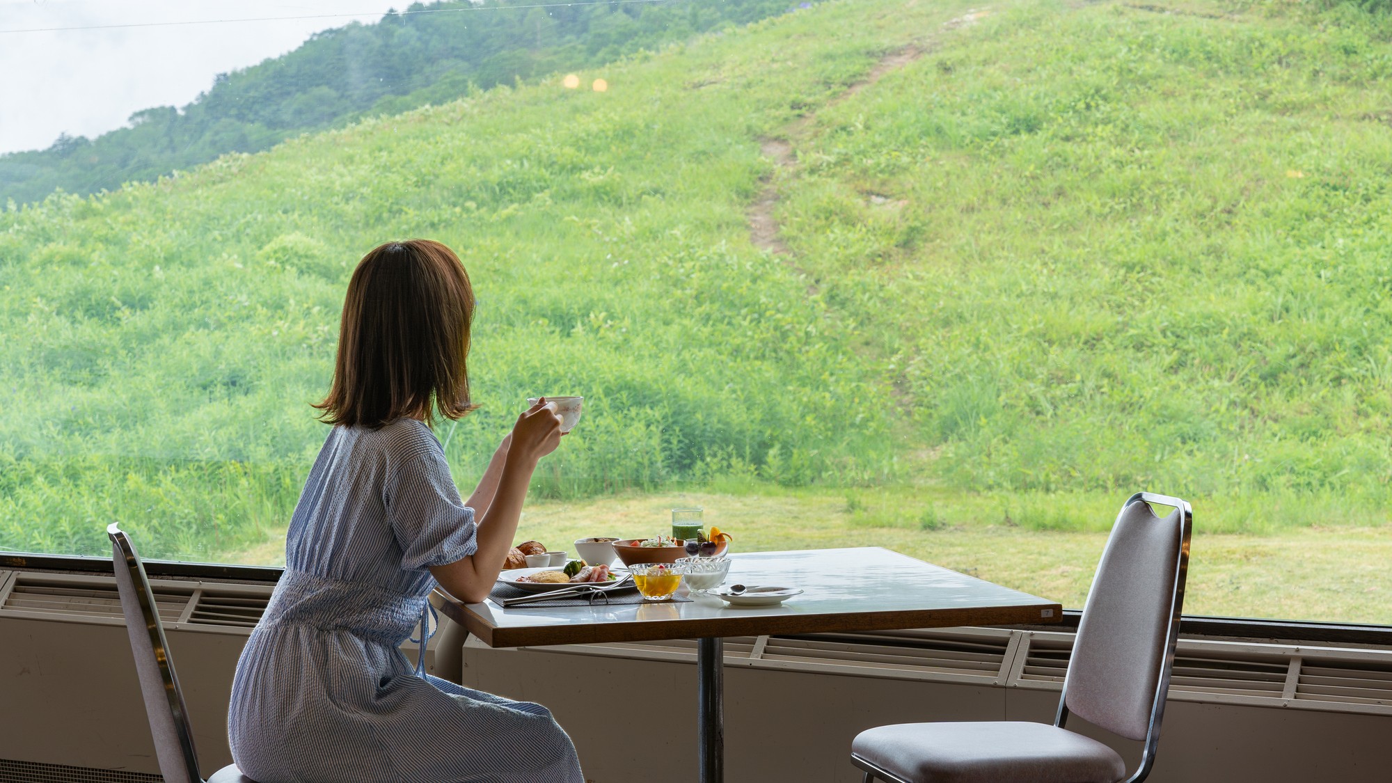 【レストランしゃくなげ】大きな窓からは山々の絶景が望めます。