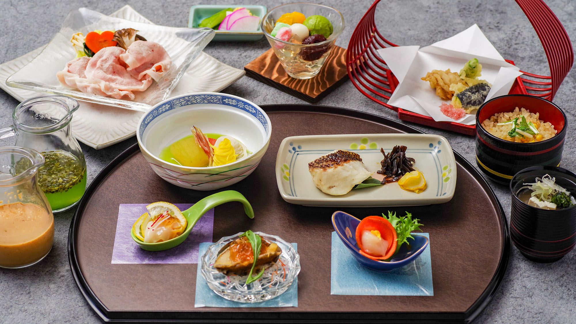 【万座会席】旬の食材が織りなす美味しさを、落ち着いた雰囲気で楽しみながら会話も弾むひとときを。