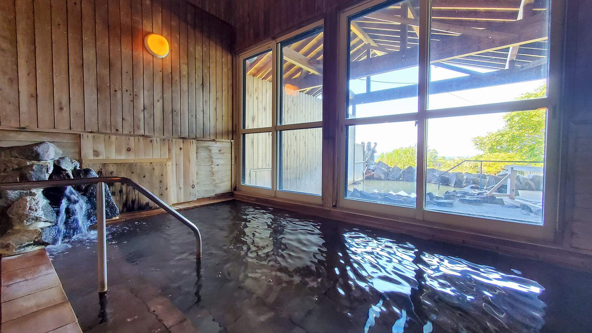 絶景露天のにごり湯と、木の温もりあふれる清潔な内湯。二つのお風呂で旅の疲れをリセット。