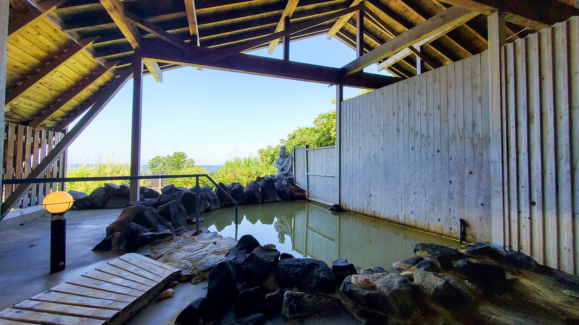 開放的な露天風呂で心と体を深く癒やす贅沢なひとときを。