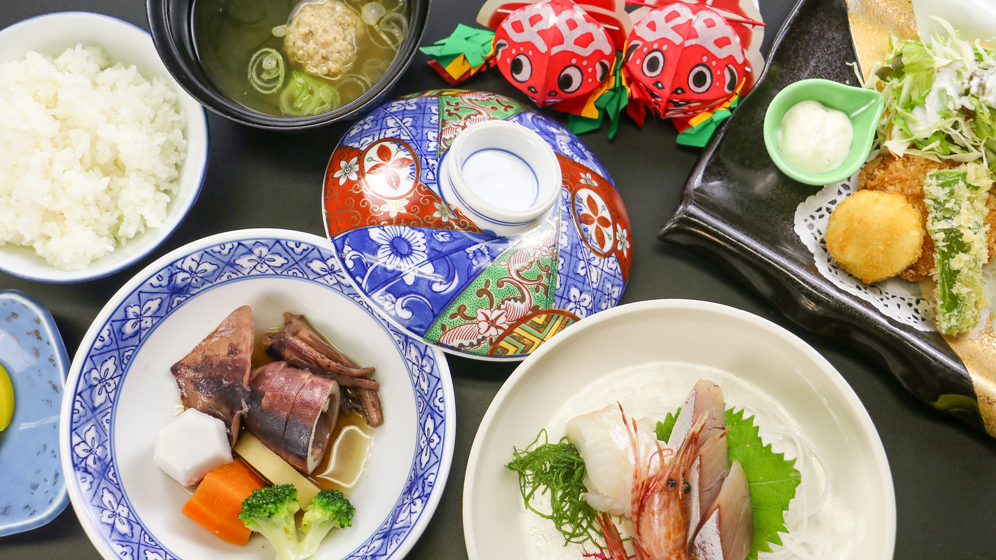 ご夕食は、地元産の食材にこだわり抜いた充実の和膳をご用意しております。