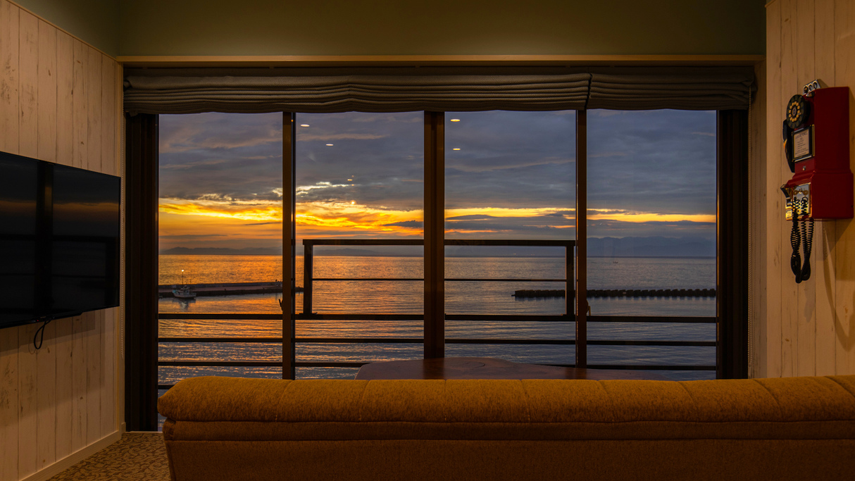 窓越しに迫る土肥の海とのコラボレーションで他のどの客室よりも海を身近に感じるご滞在をお楽しみ下さい。
