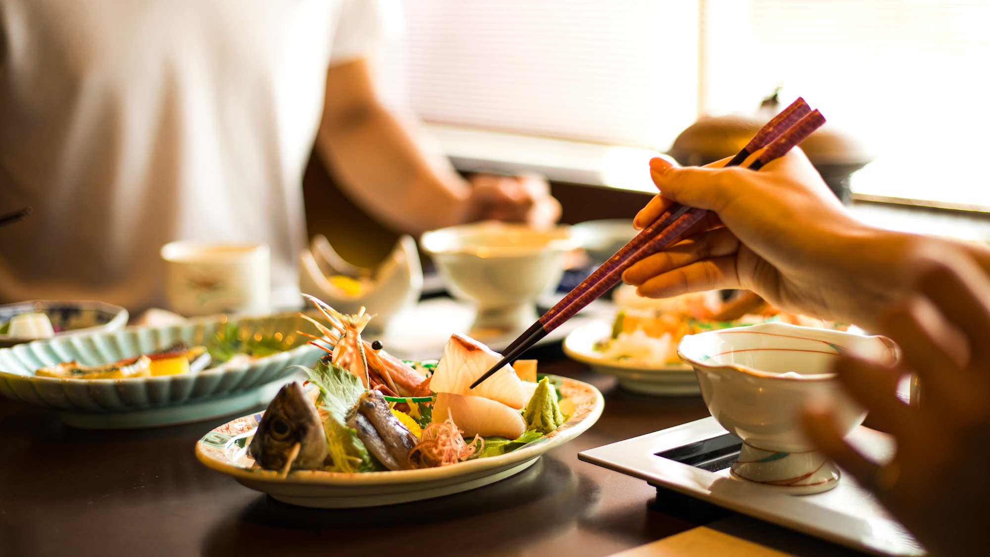 目の前が海、漁港も近いので、魚介類の鮮度には自信あり！ごゆっくりとお食事をご堪能下さい。