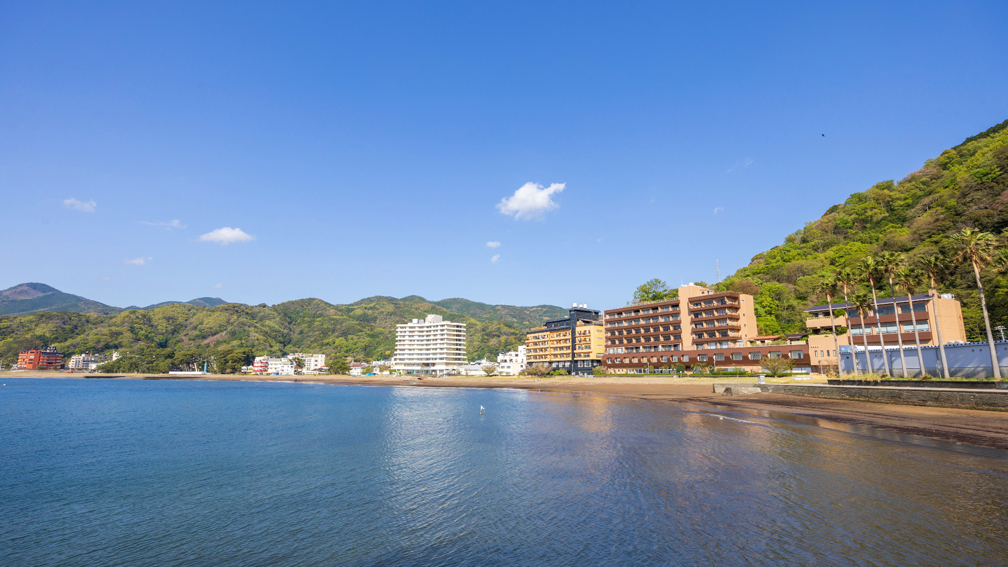 【リニューアルした外観】駿河湾フェリー場側からの眺望。弓なりの美しい土肥海岸は目の前です。