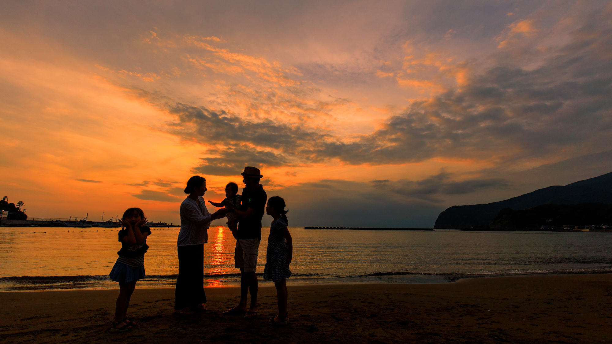 目の前はビーチ！日中はもちろんのこと、夕刻の美しさは格別です。