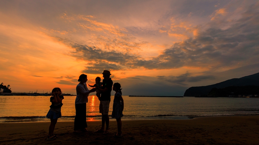 目の前はビーチ！日中はもちろんのこと、夕刻の美しさは格別です。