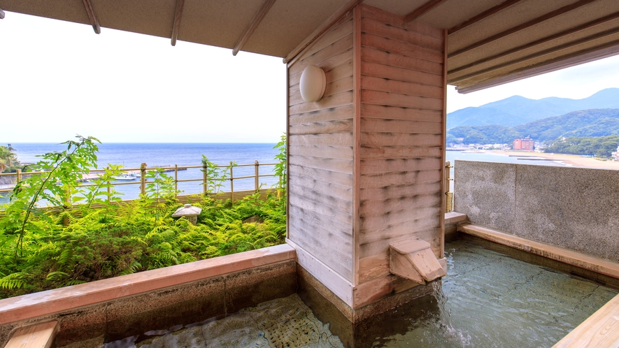 【露天風呂・金砂の湯】男性専用の露天風呂。望西伊豆の海を見ながら入る、絶景露天風呂の温泉は格別です