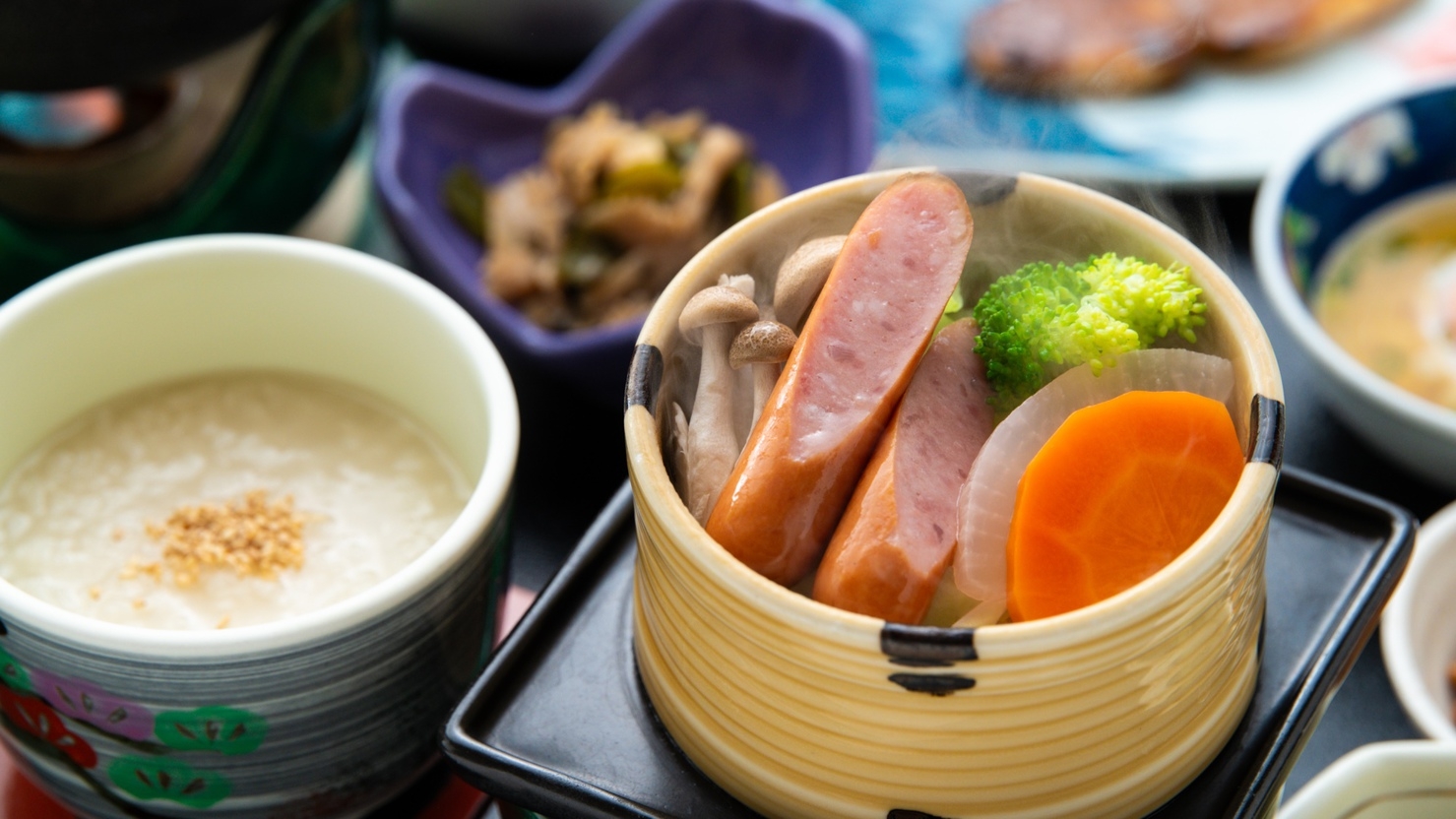 【お部屋食】お部屋でゆっくり味わう会席料理。人目を気にせず過ごす静かな時間