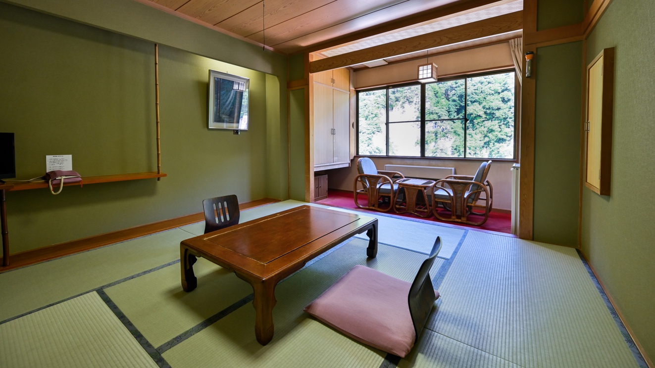 【和室8畳一例】渓谷側の見晴らしの良い和室8畳間のお部屋です。