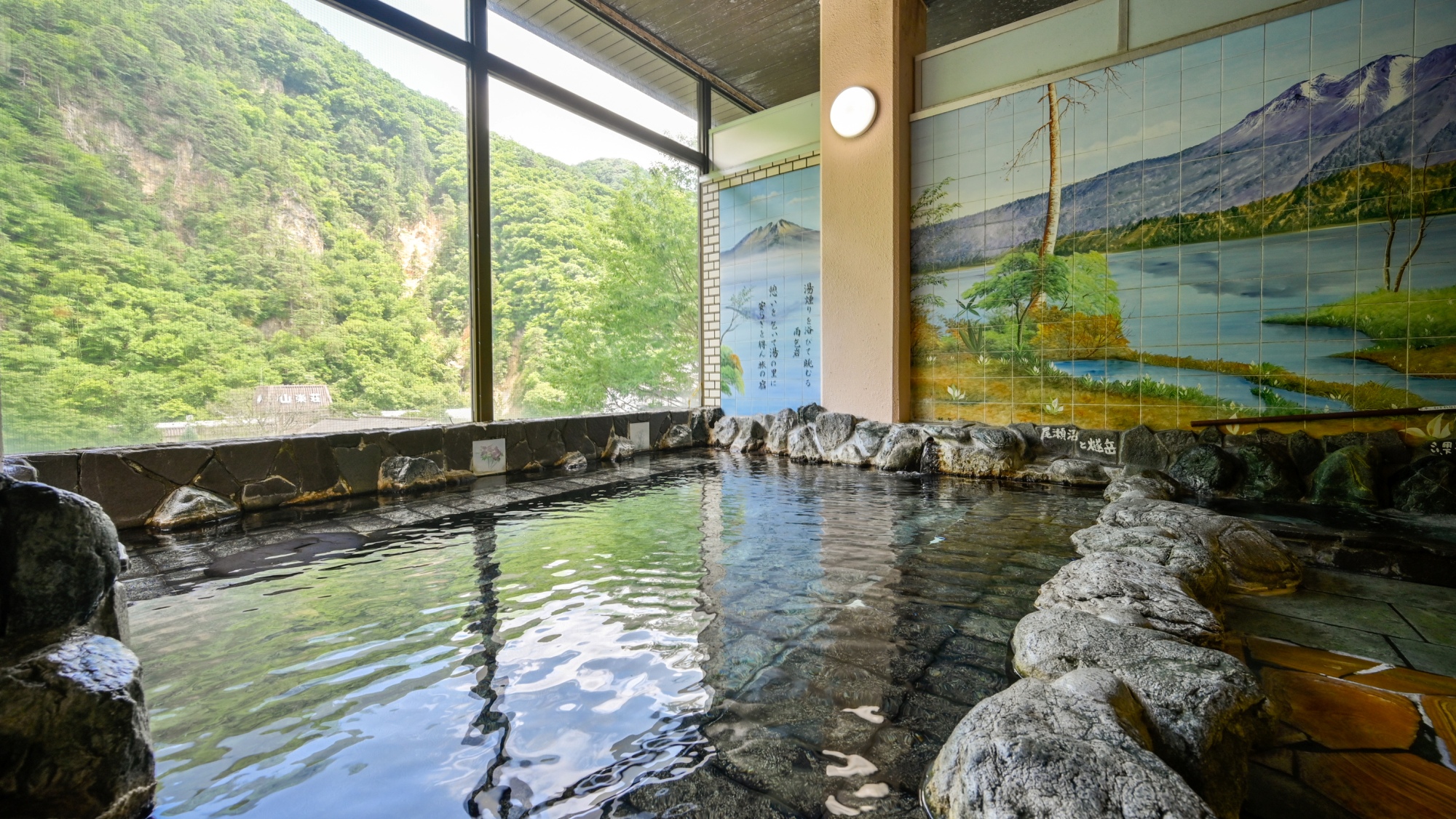 【ひうちの湯】大浴場の壁には尾瀬沼の風景が描かれています