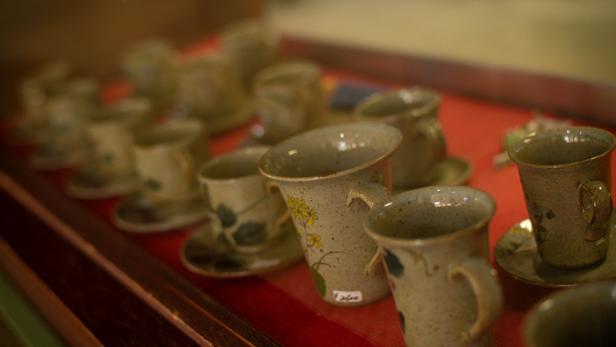 【館内】館内には数々の陶器も並べています