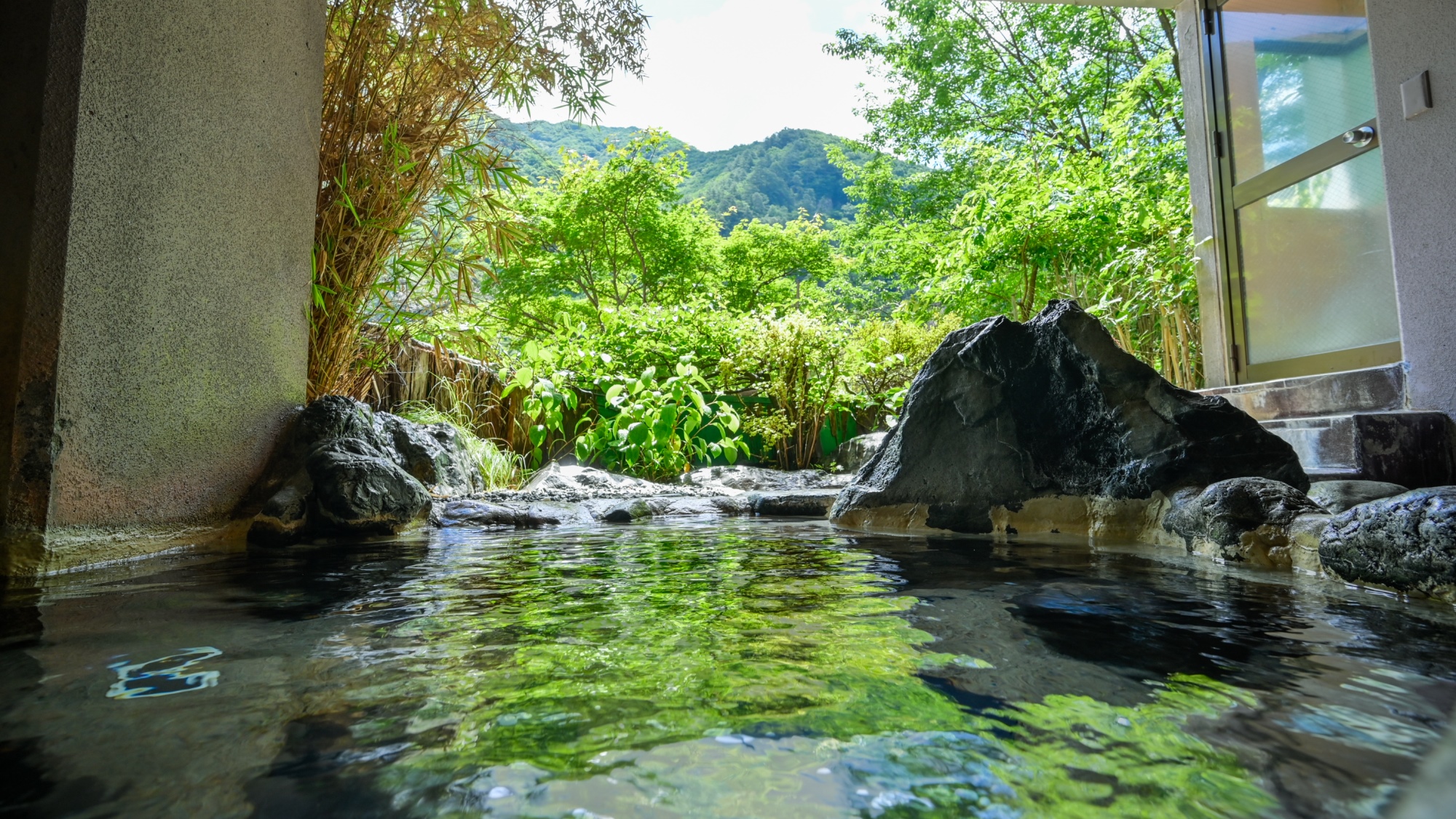 【露天風呂　水鏡】少し小さめの落ち着いた露天風呂