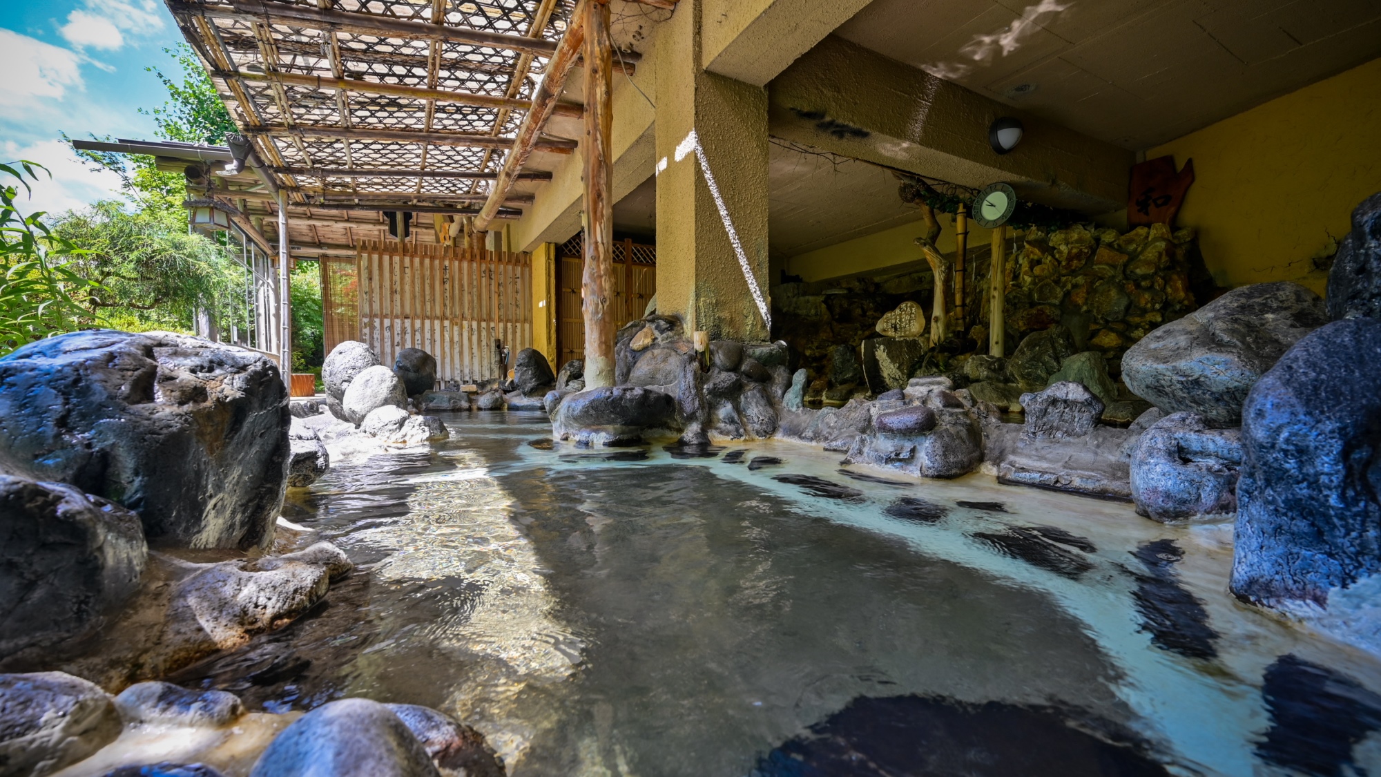 【混浴露天風呂　赤城の湯】山水画のような景色をお楽しみいただけます