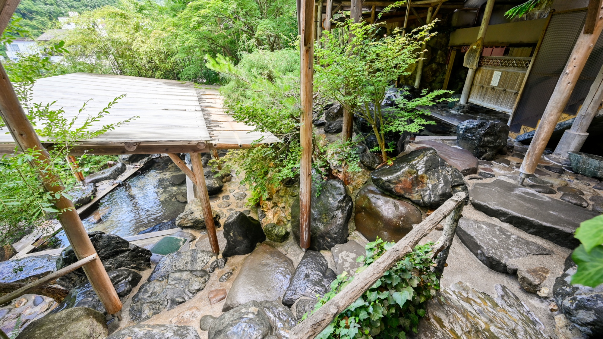 【混浴露天風呂　岩鏡】※お足もとにお気をつけください