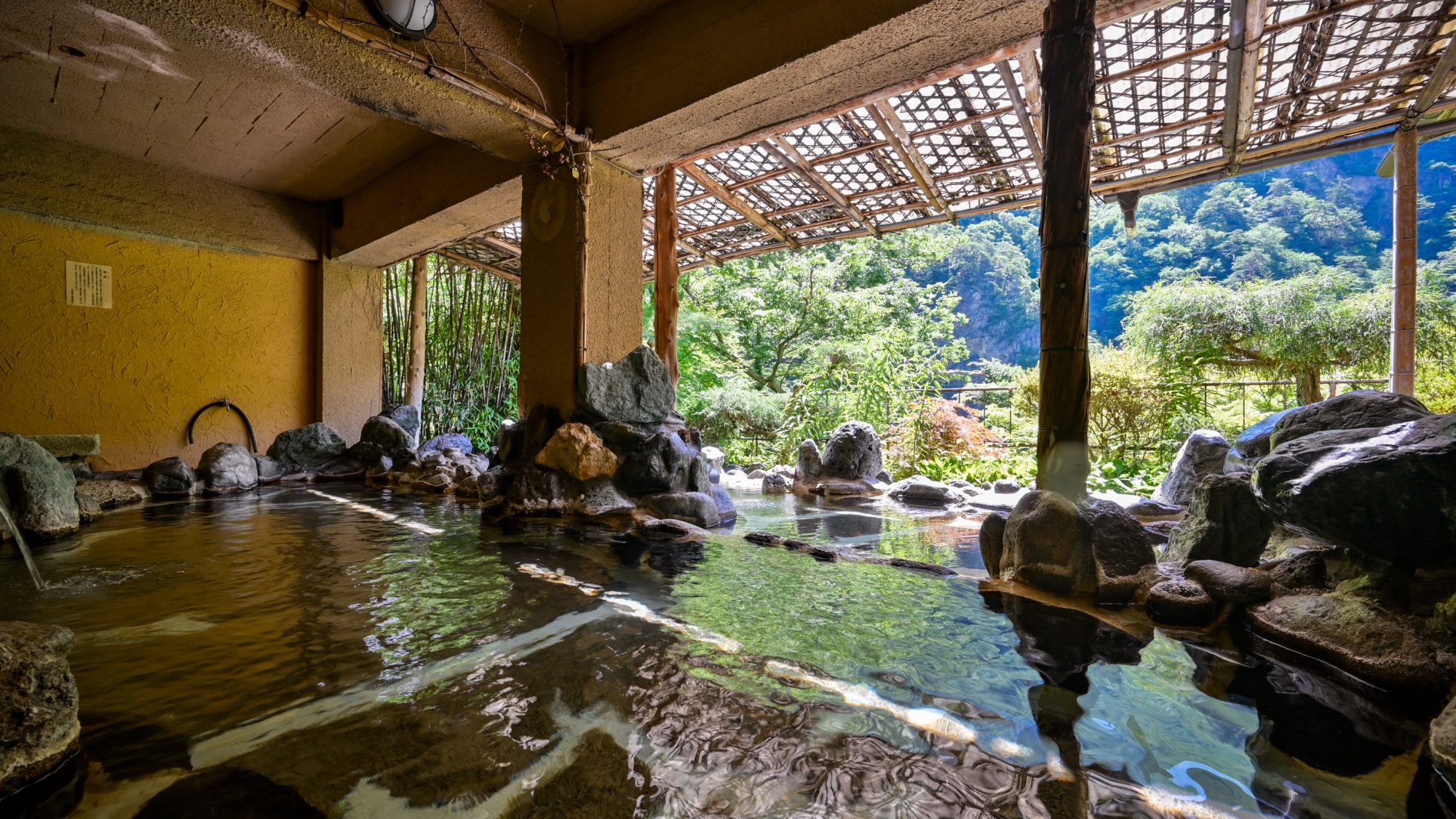 【混浴露天風呂　赤城の湯】あつめの湯とぬる湯をお楽しみください