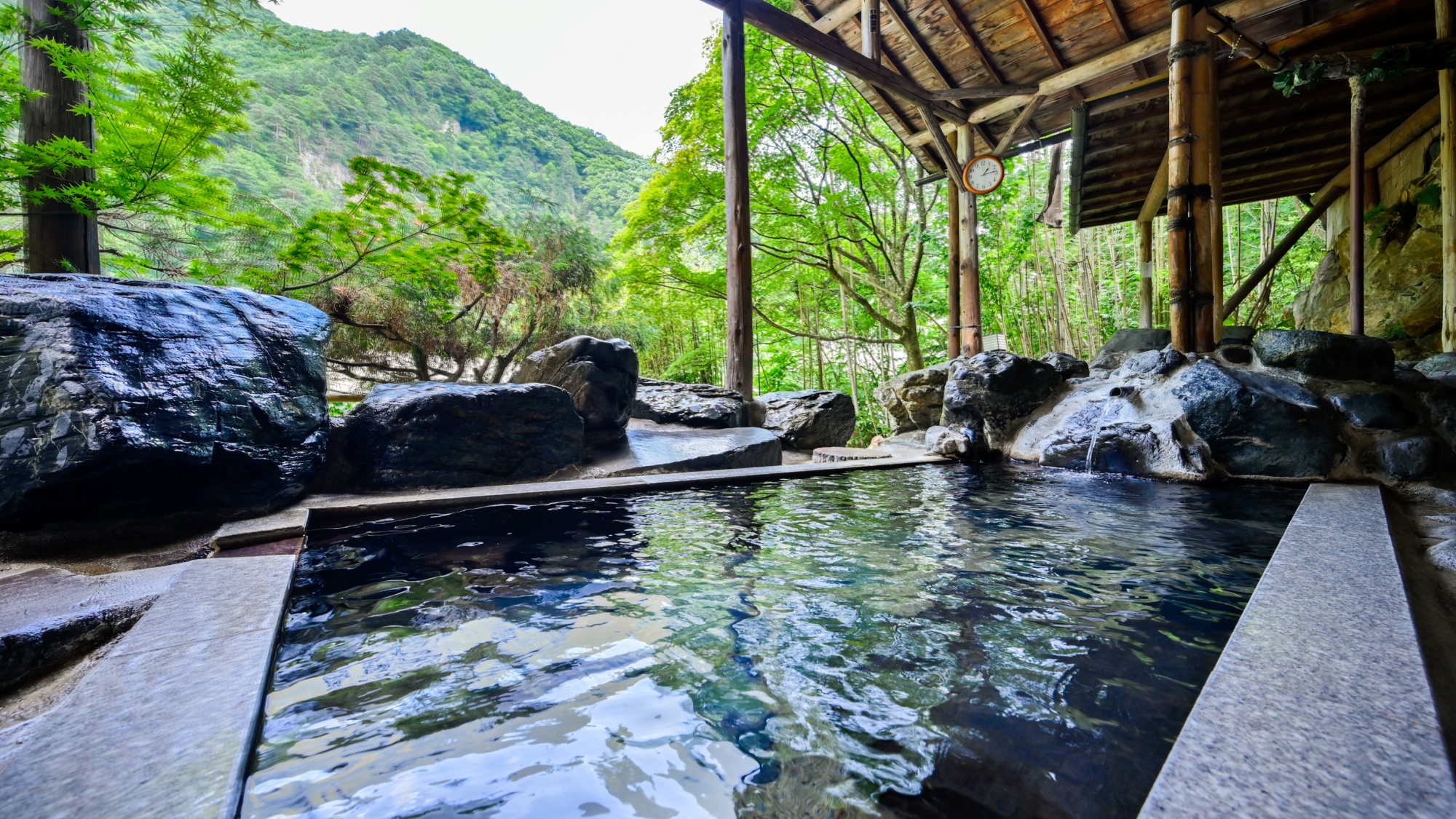 【混浴露天風呂　岩鏡】移り行く景色をゆったりとご堪能いただけます