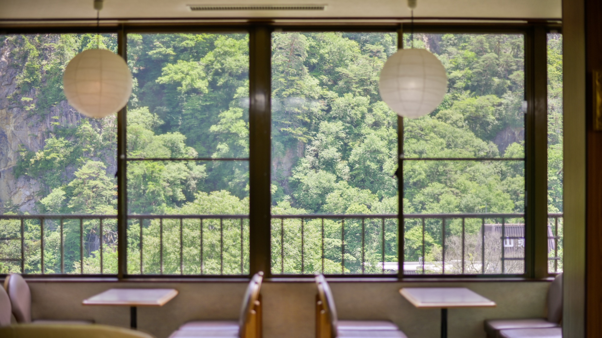 【館内】ラウンジからの眺めに旅心を癒してくださいませ