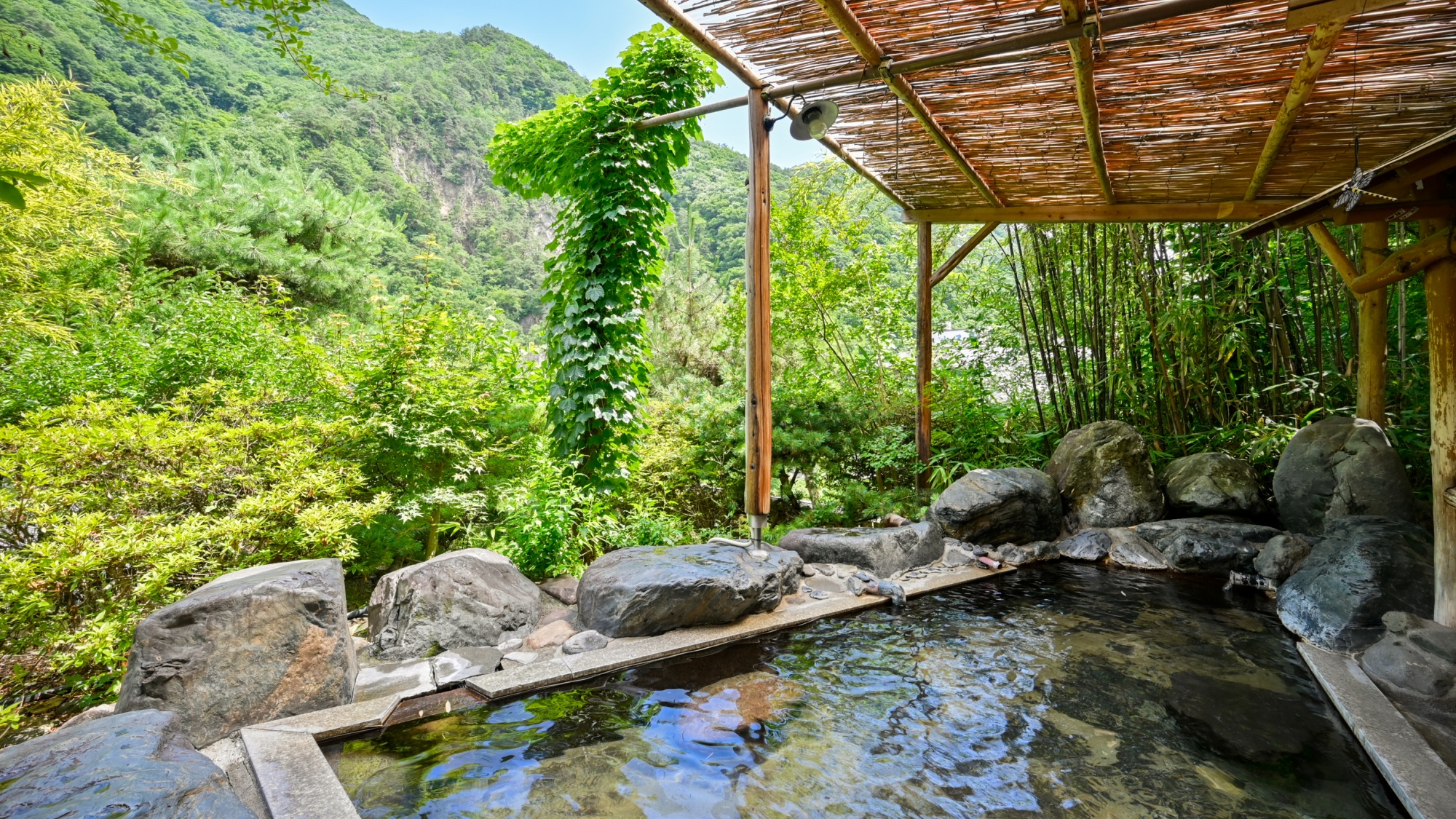 【混浴露天風呂　岩鏡】移り行く景色をお楽しみいただけます