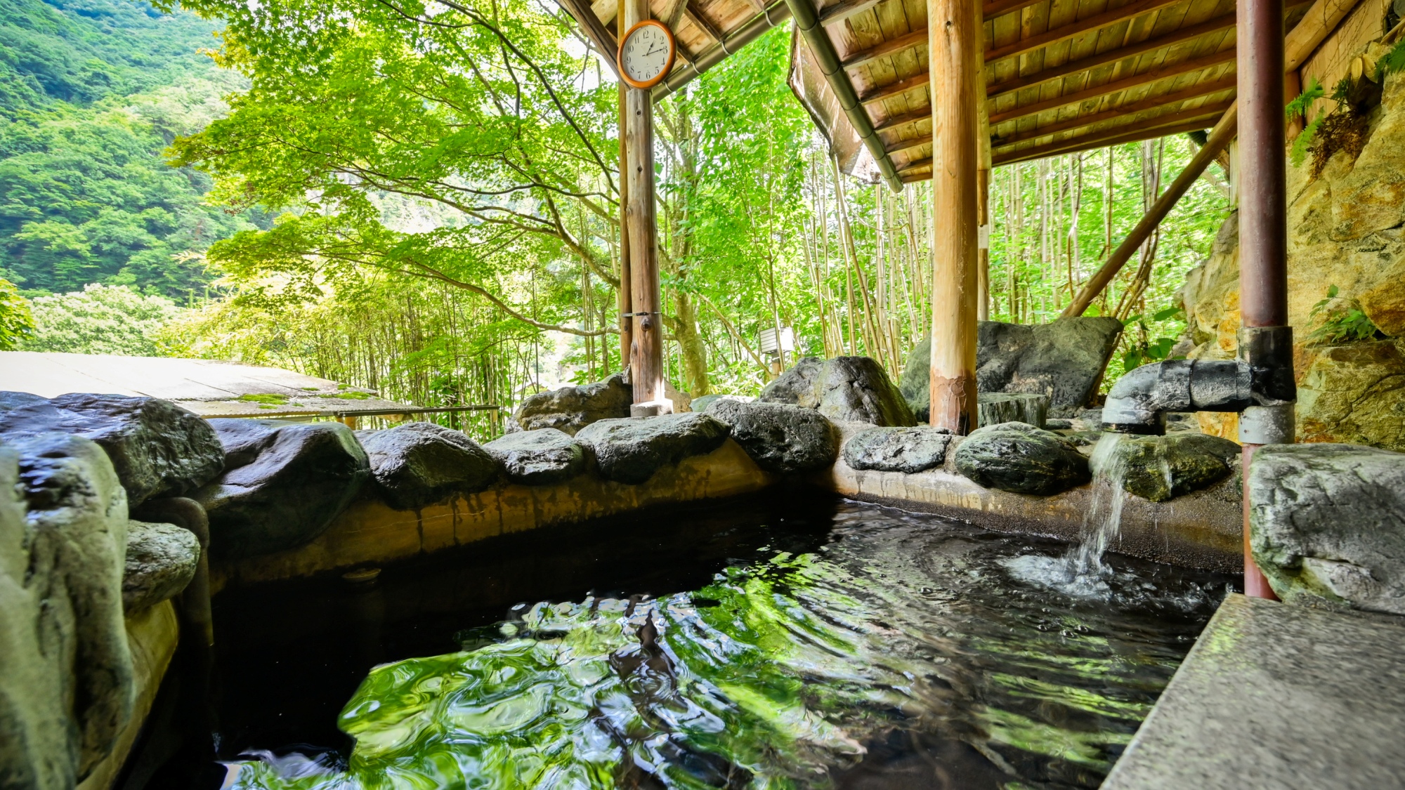 【混浴露天風呂　岩鏡】景色をゆったりとお楽しみください