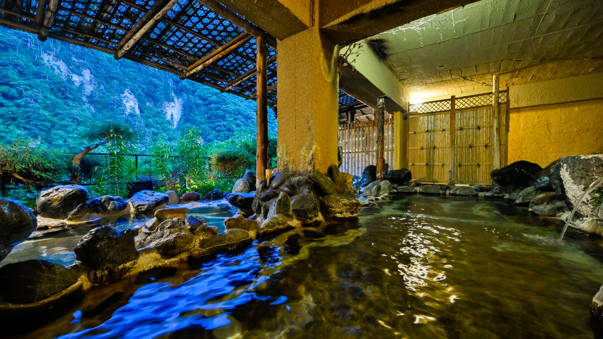 【混浴露天風呂　赤城の湯】奥はあつめの湯、外はぬる湯をお楽しみいただけます