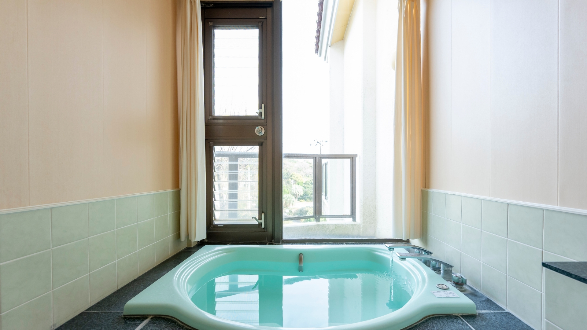 滞在型デラックスタイプ約80平米6名様用和洋室 ＜八丈島3号＞