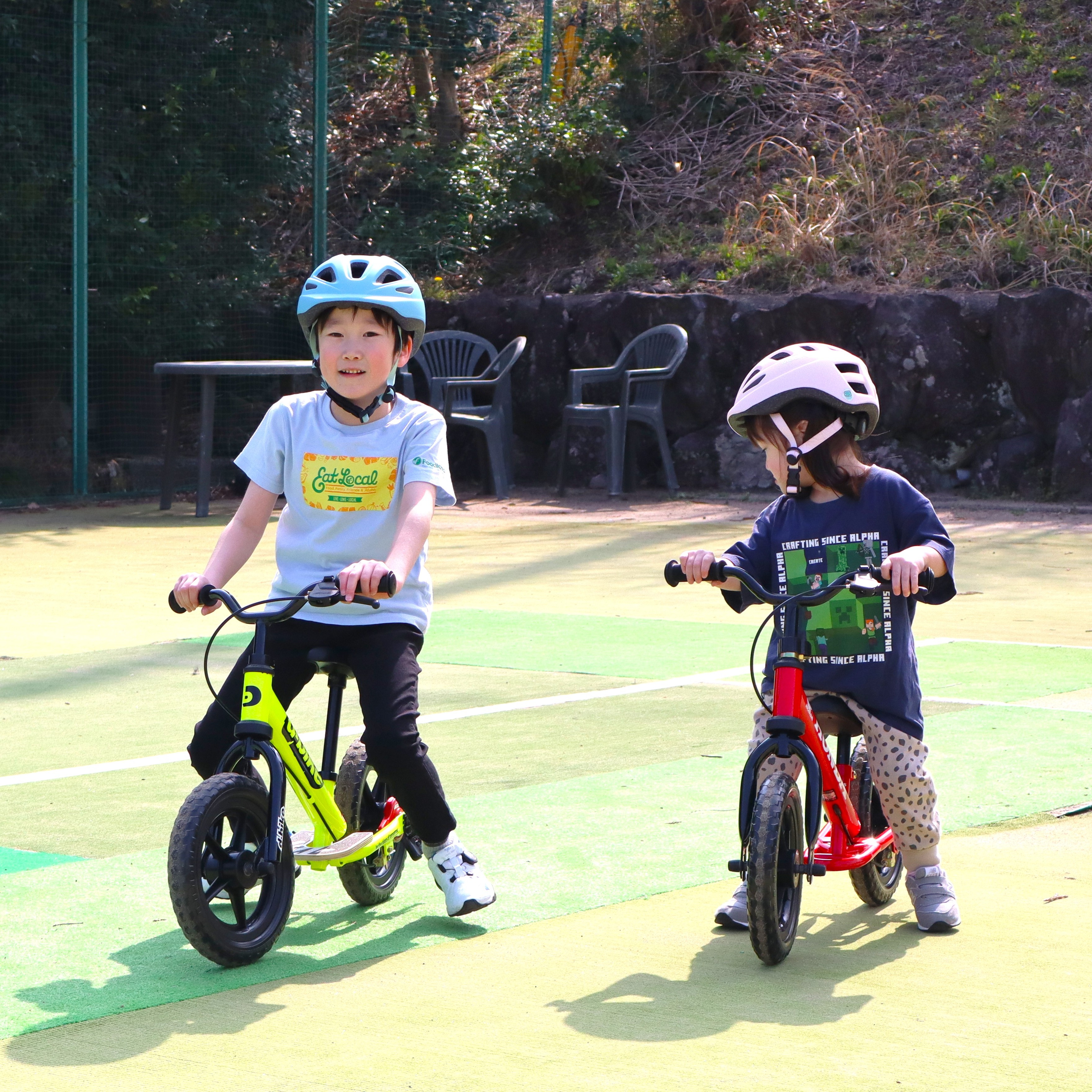 キックバイクはペダル無しの幼児用自転車です。対象年齢は2歳から7歳くらいです。キックバイクは8台ありレンタル料金は2時間で500円です。ヘルメットとプロテクターは無料です。営業期間は9：00～18：00、キックバイクの持ち込みも可能です。