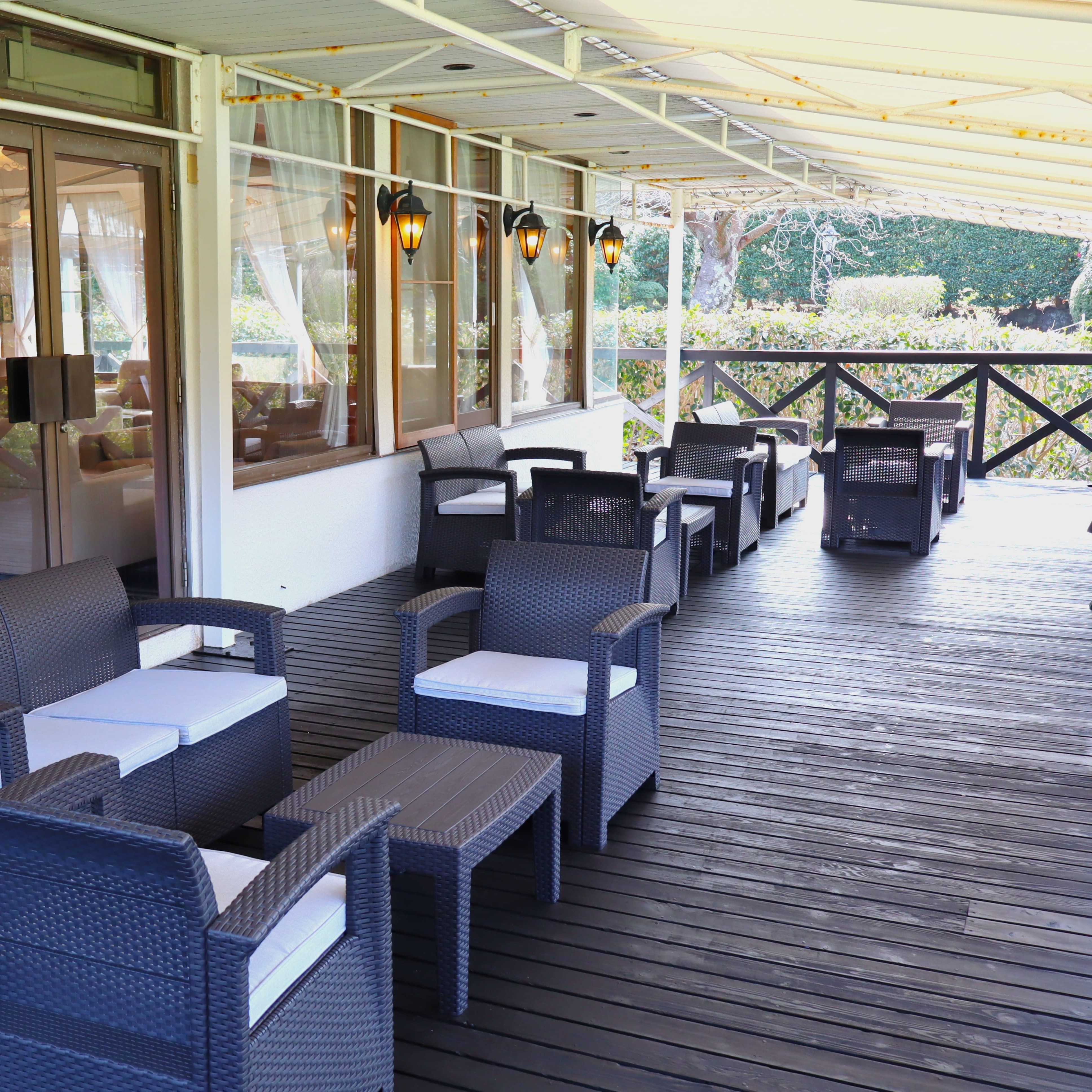 ラウンジにはアルコール・ソフトドリンクの他にマンガ本1,000冊をご用意しております。 フロントで販売の冷凍釜めしやスパゲッティなどもお召し上がりいただけます。 営業時間：13：00～21：00 愛犬お連れの方は「キッズバイクパーク」側の外階段をご利用くださいませ。