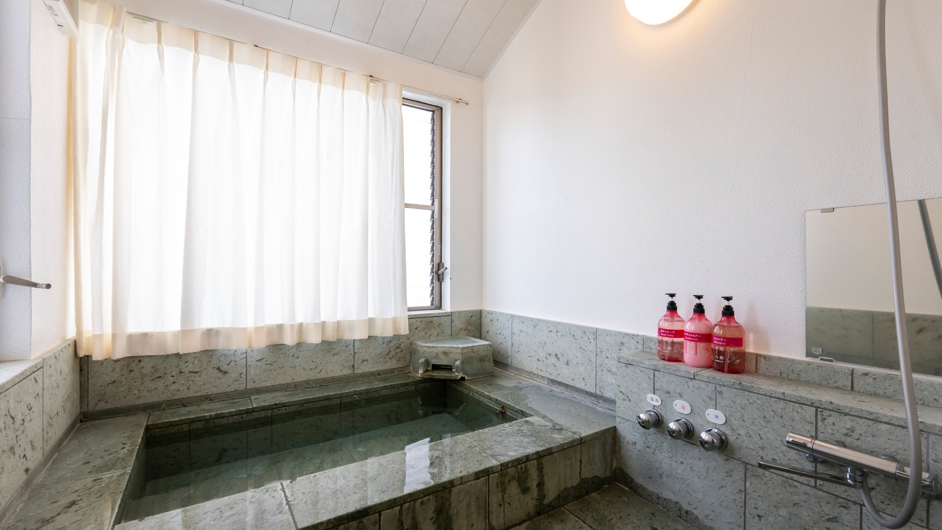 デラックス石風呂タイプ78平米6名用和室＜八丈島6〜10号＞