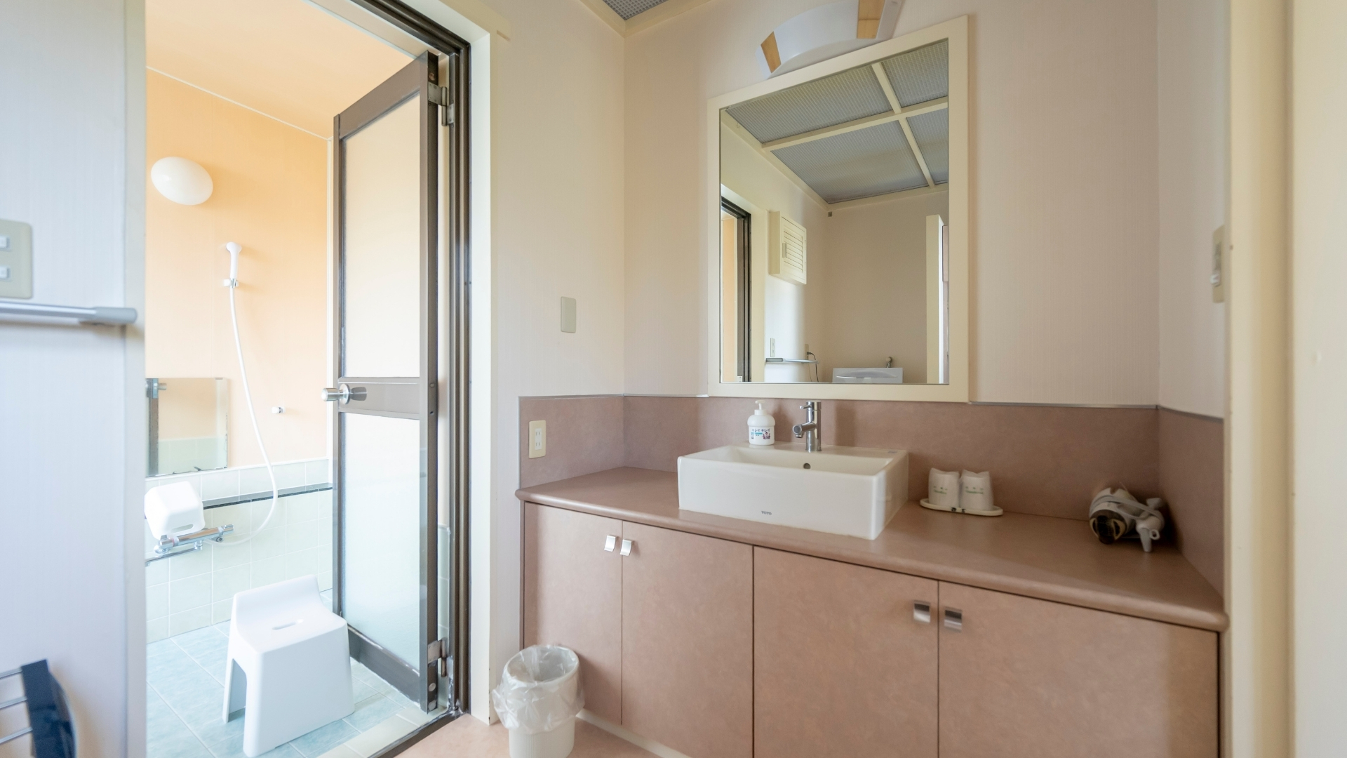 滞在型デラックスタイプ約80平米6名様用和洋室 ＜八丈島3号＞