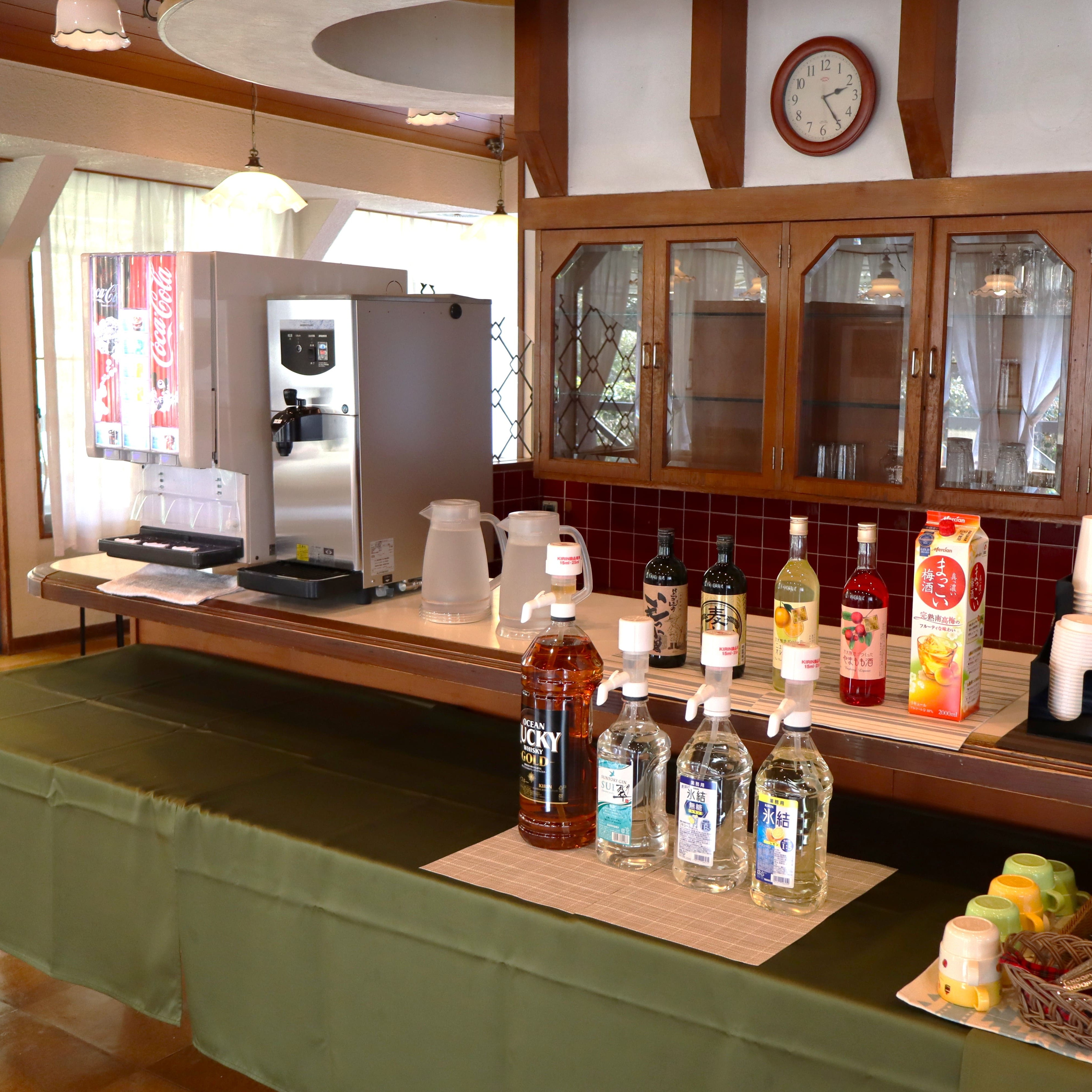 ラウンジにはアルコール・ソフトドリンクの他にマンガ本1,000冊をご用意しております。 フロントで販売の冷凍釜めしやスパゲッティなどもお召し上がりいただけます。 営業時間：13：00～21：00 ドリンクをお部屋にお持ち帰り用のコップもご用意しております。