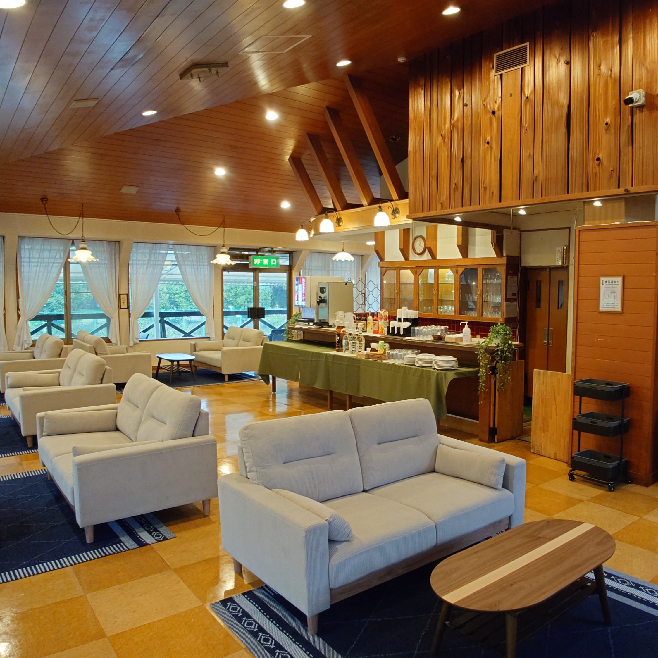 ラウンジにはアルコール・ソフトドリンクの他にマンガ本1,000冊をご用意しております。 フロントで販売の冷凍釜めしやスパゲッティなどもお召し上がりいただけます。 営業時間：13：00～21：00 