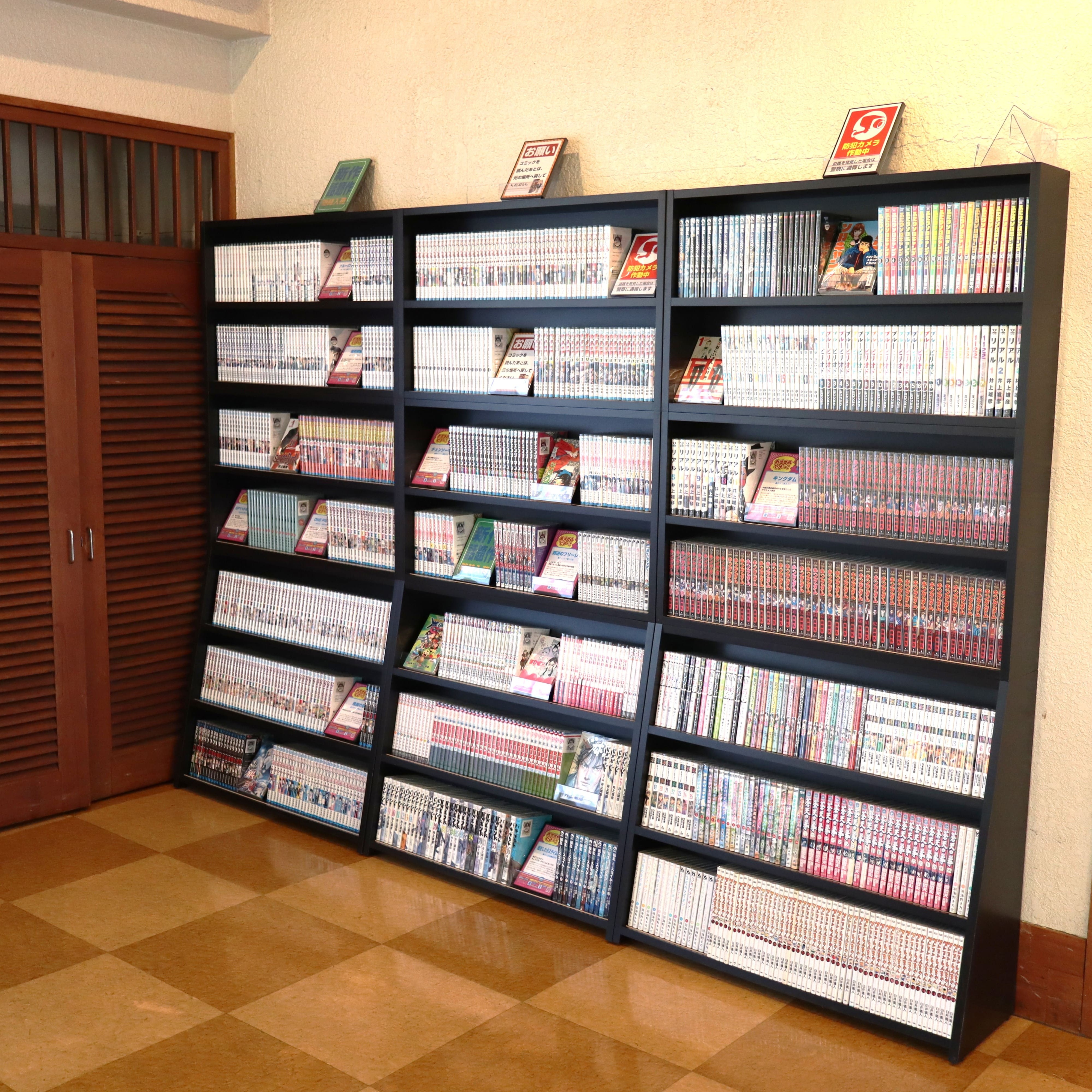 ラウンジにはアルコール・ソフトドリンクの他にマンガ本1,000冊をご用意しております。 フロントで販売の冷凍釜めしやスパゲッティなどもお召し上がりいただけます。 営業時間：13：00～21：00 