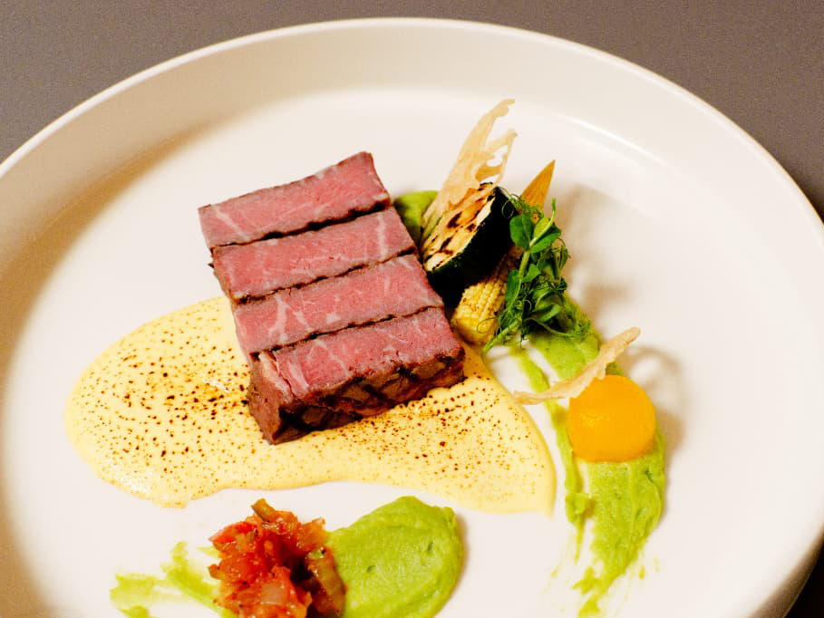 【季節を彩る欧州フェア】セミブッフェ×選べるメイン☆屋内外プールも利用OK♪＜朝・夕の2食付＞